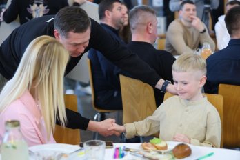 На благодійному аукціоні у Львові зібрали 5,5 млн для порятунку 7-річного Богдана Ільківа – 02