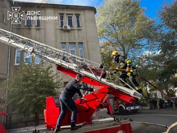 У Бродах рятувальники винесли 66-річного чоловіка з палаючої квартири – 01