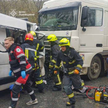 На Золочівщині мікроавтобус зіткнувся з вантажівкою: троє травмованих – 03