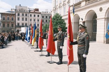 Ветеран з ампутацією рук і ніг підняв прапор до 770-річчя Львова – 06