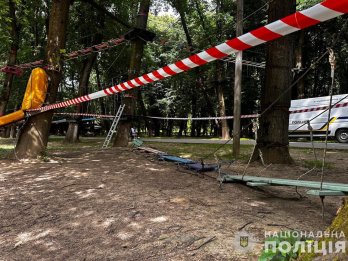 В Ужгороді 16 дітей отримали травми внаслідок падіння атракціону – 04