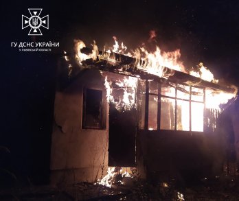 Пожежа у Винниках: вогнеборці поспішали рятувати дві будівлі від знищення вогнем (фото) – 03