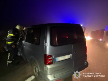 Біля Городка через зіткнення мікроавтобуса та BMW постраждали троє людей – 01