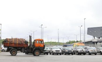Литовські волонтери привезли на Львівщину понад 70 авто для українських захисників – 01