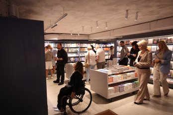 У колишньому кінотеатрі відкрили першу у Львові книгарню «Сенс» – 01