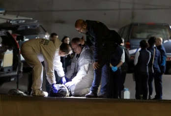 Поліцейські обстежують гараж у Вільяхойосі, у якому вбили російського пілота. Фото: Rafa Arjones/Reuters