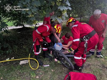 У Дрогобичі дитині під час падіння з велосипеда в нозі застрягла гальмівна ручка – 01