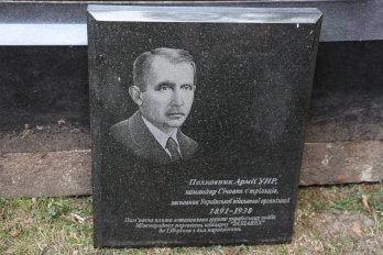 Пам’ятник із могили Коновальця у Роттердамі зберігатимуть на Львівщині – 01