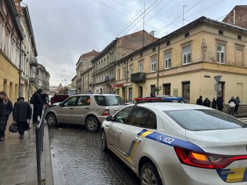 У центрі Львова зіткнулися три авто: рух трамваїв зупинився на півтори години – 10