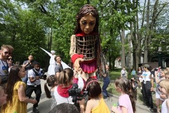 До Львова привезли майже 4-метрову ляльку, аби розважити переселених через війну дітей – 01