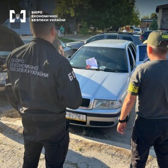 На Львівщині викрили схему ввезення 300 авто під виглядом допомоги ЗСУ – 05