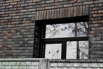 На вікнах житлових будинків можна побачити сліди від куль Фото: Кульженко Вікторія
