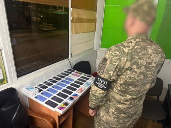 Двоє мешканців Львівщини намагалися ввезти через кордон контрацептиви та телефони iPhone – 03
