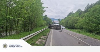 На Львівщині у потрійній ДТП з вантажівками загинув 40-річний водій – 02