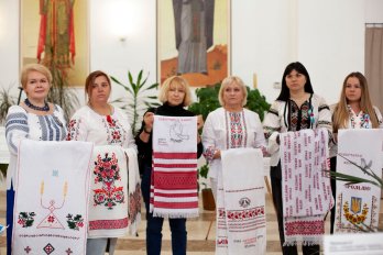 Біль і віра на полотні: у львівській галереї ZAG презентують проєкт «Рушник надії» – 01