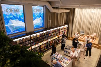 У колишньому кінотеатрі відкрили першу у Львові книгарню «Сенс» – 03