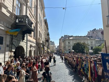 Сотні львів’ян прийшли попрощатися із загиблою від ракетного обстрілу сім’єю Базилевичів