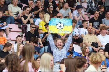 П’ять тисяч голосів, «Червона рута» і тату про солдата: збірна повернулась до Львова – 06