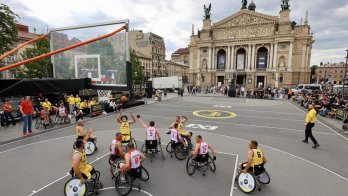 У центрі Львова ветерани зіграли в баскетбол на кріслах колісних – 01