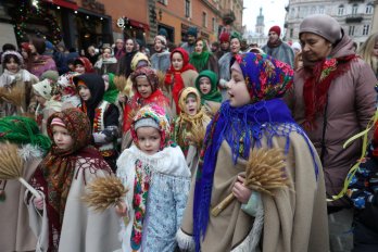 У Львові встановили головного 4-метрового різдвяного дідуха – 01