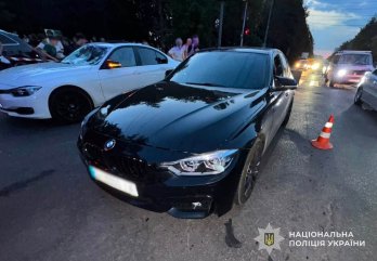 У Львові два BMW на великій швидкості збили батька з донькою: їх госпіталізували – 01