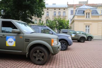 Волонтери з семи країн привезли на Львівщину 29 позашляховиків для ЗСУ – 03