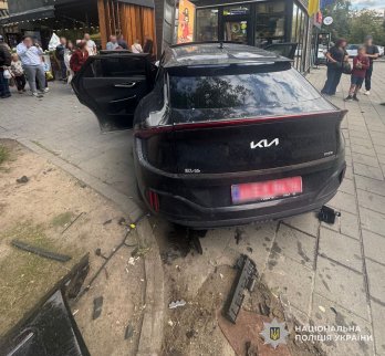 Два авто виїхали на тротуар: в ДТП на Сихові постраждала 73-річна пішохідка – 01