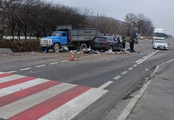 На трасі біля Золочева легковик зіткнувся зі сміттєвозом: є постраждалий – 03