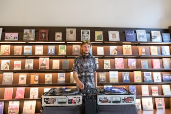 У колишньому кінотеатрі відкрили першу у Львові книгарню «Сенс» – 05
