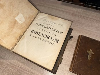 Кортики, багнети та релігійні книги: львівські митники передали артефакти до музеїв – 05