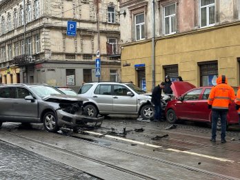 У центрі Львова зіткнулися три авто: рух трамваїв зупинився на півтори години – 06