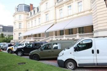 Британські благодійники на Львівщині передали українським військовим 20 позашляховиків – 06