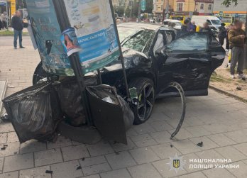 Два авто виїхали на тротуар: в ДТП на Сихові постраждала 73-річна пішохідка – 02