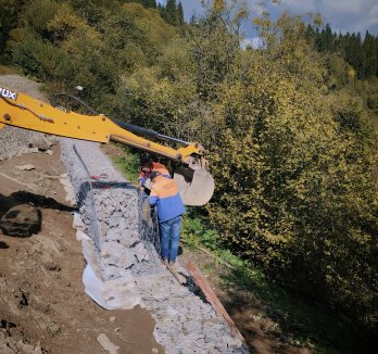 На Львівщині укріпляють гірську дорогу від розмивань – 01