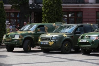 Львівщина передала ЗСУ двадцять автомобілів та пів тисячі бронежилетів – 02