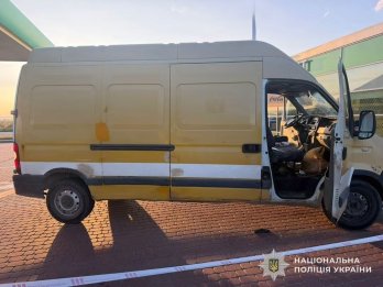 На трасі біля Львова деталь від фури пробила лобове скло авто: травмована дитина – 01