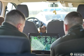 Поліція знайшла у лісі авто, на якому втік вбивця подружжя на Львівщині – 01