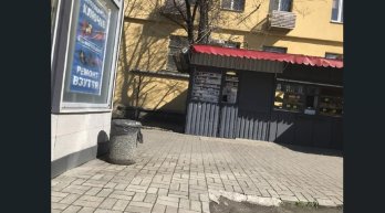 Біля аптек і посеред вулиць: де в Україні нелегально продають сигарети – 14