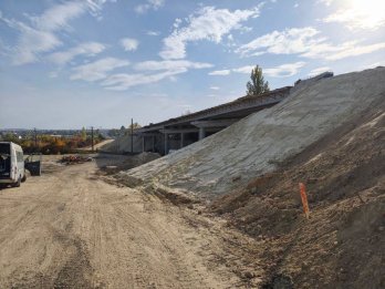 Біля Львова на трасі до польського кордону перебудовують аварійний міст – 01