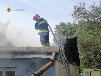 Вогонь повністю знищив дах: на Львівщині горів житловий будинок – 01