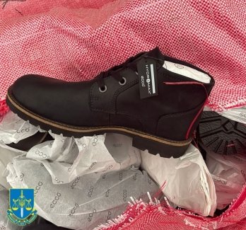 Львівська обласна прокуратура показала брендове взуття, яке ввозили під виглядом гуманітарки – 03