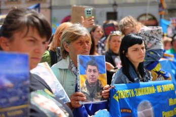 У центрі Львова встановили крісло, яке нагадує про полонених і зниклих безвісти військових – 04