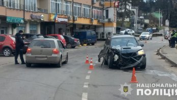 П’яний водій у Брюховичах в’їхав у паркан, авто та електроопору: постраждав пішохід