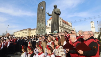 У центрі Львова сотні людей відзначили річницю від дня народження Шевченка