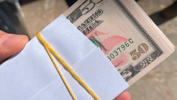 На Львівщині на узбіччі виявили авто з фальшивими 54 тис. доларів