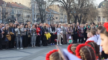 У центрі Львова сотні людей відзначили річницю від дня народження Шевченка
