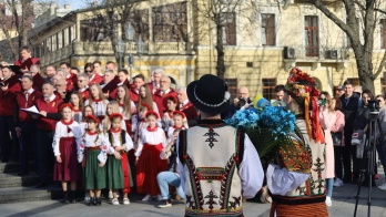 У центрі Львова сотні людей відзначили річницю від дня народження Шевченка