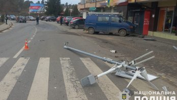 П’яний водій у Брюховичах в’їхав у паркан, авто та електроопору: постраждав пішохід