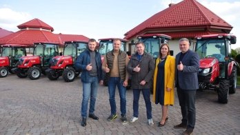 Львівщина отримала трактори в рамках співпраці з Південною Кореєю. Фото ЛОВА