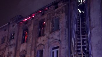 Понад 30 рятувальників вночі гасили пожежу біля вокзалу у Львові.